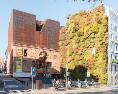 Madrid City Highlights Guided Vintage Bike Tour with Royal Palace, Prado Museum & Puerta de Alcalá
