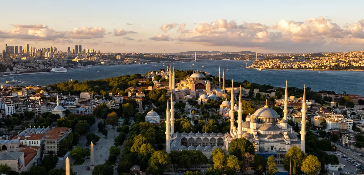 Istanbul Bosphorus Dinner Cruise with Live Folk Dance and DJ Performance