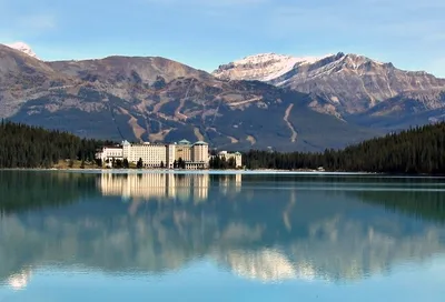 Banff National Park Small-Group Day Tour from Calgary with Lake Louise, Moraine Lake, and Johnston Canyon