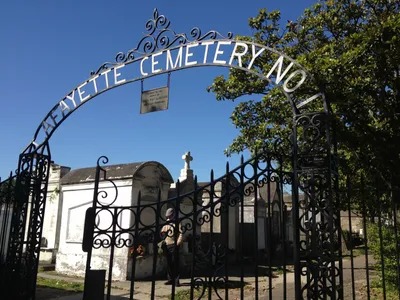 New Orleans Small-Group Garden District Walking Tour with Lafayette Cemetery Gates