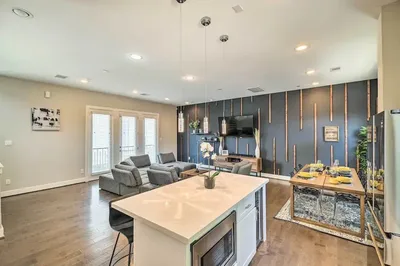 Stylish Houston Townhome ~ 3 Mi to Downtown!