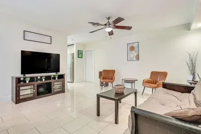 Hot Tub Haven: 4 Mi to Hard Rock Stadium!