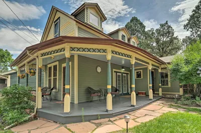 Historic Manitou Springs Victorian: Walk Downtown!