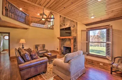 Clarkesville Ranch Cabin w/ Screened-in Porch!