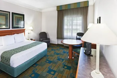 La Quinta Inn & Suites by Wyndham Houston Bush IAH South