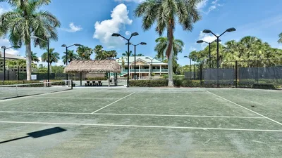 Le Monaco - Romantic 1 BR Condo Steps from 5th Ave S. Chic Coastal Retreat with King Bed and Beach Access. Perfect Location for Couples Near Dining, Shopping, and Naples Beach