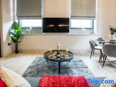 Stylish Manchester City Escape | Walk to Chinatown
