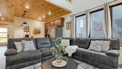 Indoor Pool, Hot Tub & Vols Spirit With Sweeping Mountain Views Smokey's Den by Avantstay