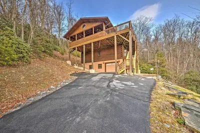'the Cozy Bear Cabin: Upscale Deck & Mtn Views!