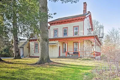 Centrally Located Apt in Victorian Mansion!