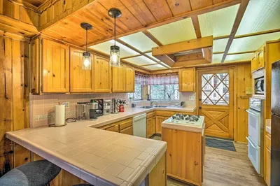 Running Springs Cabin w/ Large Deck + View!