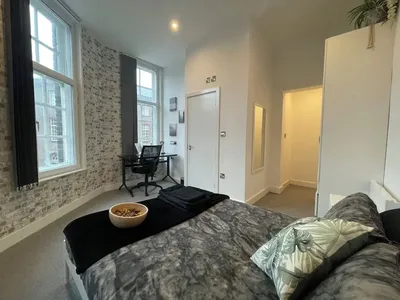 Stylish City Center 2 BR Retreat