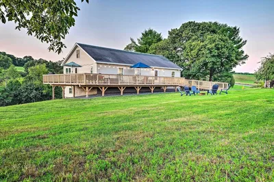 Deck & Game Room: Home in Pennsylvania Countryside