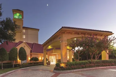 La Quinta Inn & Suites by Wyndham Dallas North Central