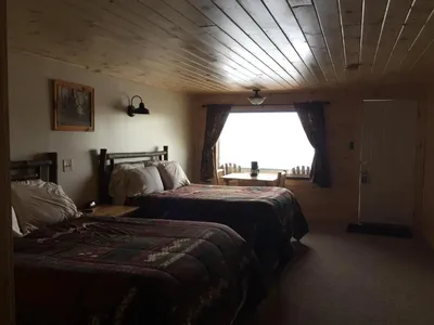 Pine Knoll Hotel