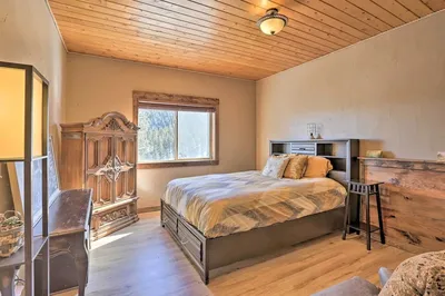 Cozy Bailey Cabin w/ Sweeping Mountain Views!