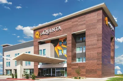 La Quinta Inn & Suites by Wyndham Oklahoma City Airport