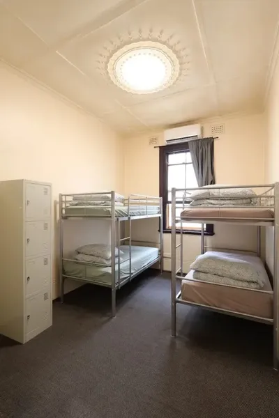 Emu Backpackers Perth - note - Valid Passport required for check in