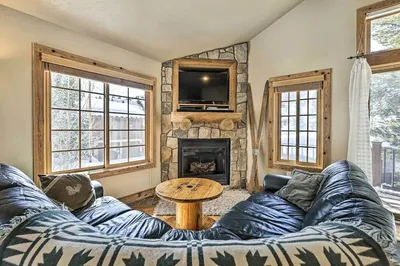Mountainside Winter Park Ski Home w/ Hot Tub