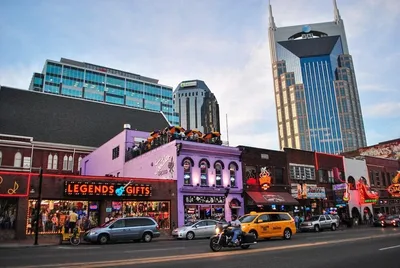 Honky Tonk Luxury 2BR/2BATH - Fast WIFI - Work Area - Free Parking! (CH2)
