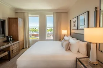 Hotel E