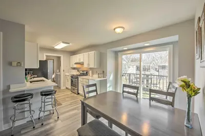 Twin Lakes Escape w/ Deck < 1 Mi to Beach!